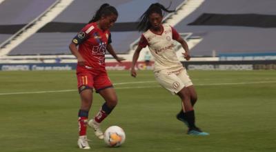 La jugadora de El Nacional, Karen Villa, maneja una pelota en el partido ante Universitario por Copa Libertadores, el jueves 11 de marzo de 2021.