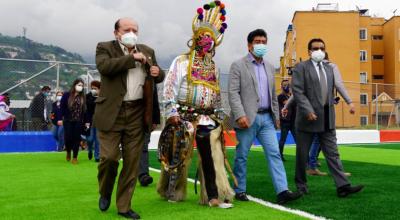 Jorge Yunda recorre la cancha sintética de la Ciudadela México, durante el acto de inauguración de la obra, el 11 de marzo de 2021.