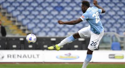 Felipe Caicedo remata al arco en el partido entre Lazio y Crotone, en Roma, el viernes 12 de marzo de 2021.