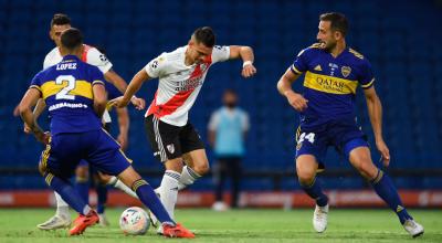 Los jugadores de Boca y River disputan un balón en La Bombonera, este domingo 14 de marzo de 2021.