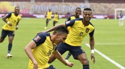 Ángel Mena y Michael Estrada celebran uno de los tantos de la Selección ante Colombia, el 17 de noviembre de 2020.
