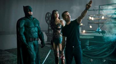 El director Zack Snyder habla con los actores Ben Affleck (Batman) y Gal Gadot (Wonder Woman), durante el rodaje de unas escenas de 'Justice League'.