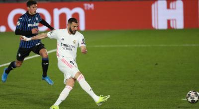 El delantero del Real Madrid, Karim Benzema, remata al arco en el partido ante Atalanta, el martes 16 de marzo de 2021.