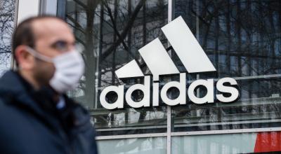 Un hombre con máscarilla frente a la tienda de Adidas en Berlín, Alemania.