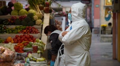 Ciudadanos realizan compras de alimentos en uno de los centros de expendio de Quito el 19 de marzo de 2020.