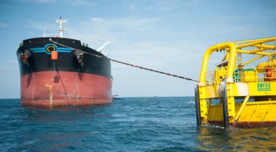 Un buque durante el transporte de petróleo en la costa ecuatoriana, en 2021.