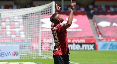 Michael Estrada celebra arrodillado uno de sus goles ante Puebla, el domingo 21 de marzo de 2021.