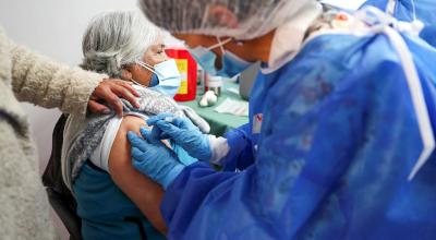 Una adulta mayor es vacunada contra el covid-19, en el Hospital Luz Elena Arismendi de Quito, 25 de marzo de 2021.