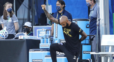 Thierry Henry muestra su apoyo a las personas afroamericanas víctimas de racismo, en un partido del Montreal Impact en la MLS.