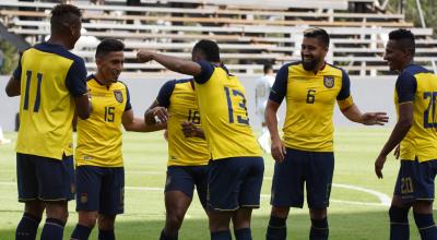 Los jugadores de Ecuador celebran el gol de Fidel Martínez ante Bolivia, en el partido que se jugó el lunes 29 de marzo de 2021, en el estadio del Independiente del Valle.