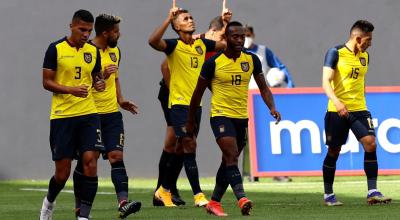 Los seleccionados ecuatorianos festejan el gol de Fidel Martínez ante Bolivia, en Quito, el 29 de marzo de 2021.