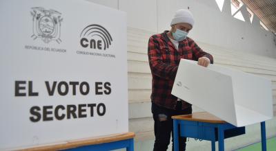Un simulacro de la segunda vuelta electoral se llevó a cabo este 1 de abril de 2021 en la Unidad Educativa Manuela Garaicoa, en Cuenca.
