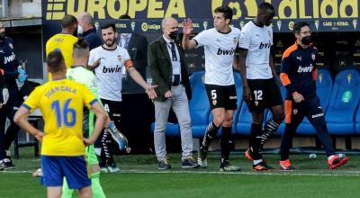 Los jugadores del Valencia abandonan el terreno de juego, en respaldo a su compañero Mouctar Diakhaby, que habría sido insultado por el jugador del Cádiz Juan Cala, el 4 de abril de 2021.