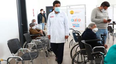 Jorge Yunda, alcalde de Quito, durante una visita a los centros de vacunación contra el Covid-19, en la capital.