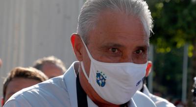 El seleccionador de Brasil, Tite, con una mascarilla puesta.