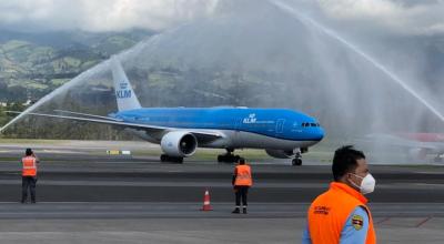 La tarde del 7 de abril de 2021 arribó a Quito un avión de KLM con una cargamento de 300.000 vacunas de Sinovac.