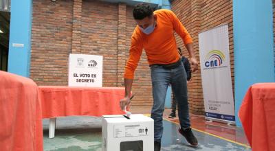 Un detenido en el Centro de Privación de Libertad Turi, en Cuenca, ejerce su derecho al voto. 8 de abril de 2021