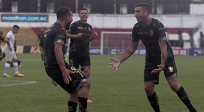 Los jugadores del Deportivo Cuenca celebran el gol de Lucas Mancinelli frente a Barcelona, este jueves 8 de abril de 2021.