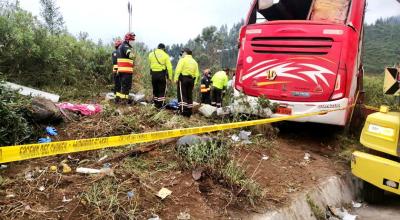 Imagen del bus de transporte público accidentado en la vía a Papallacta, el 10 de abril de 2021.