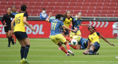 Las jugadoras de la selección ecuatoriana disputan un balón en el partido amistoso frente a Colombia, el sábado 10 de abril de 2021.