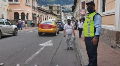 Un agente dirige el tránsito en Quito, el 11 de abril de 2021