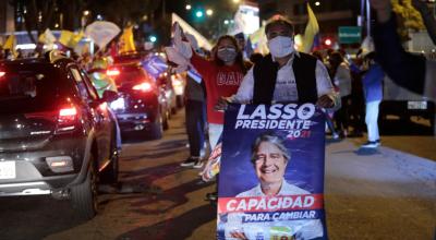 Simpatizantes del presidente electo Guillermo Lasso celebran el triunfo en las calles de Quito la noche del 11 de abril de 2021.