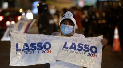 Simpatizantes del candidato presidencial Guillermo Lasso celebran frente al Consejo Nacional Electoral, en Quito, el 11 de abril de 2021.