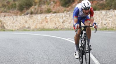 El ciclista Miles Scotson ganó la primera etapa de la Vuelta a la Comunidad Valenciana y lo celebra bajo la lluvia, el miércoles 14 de abril de 2021.