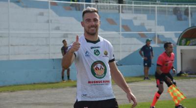 Jonathan Baumann, delantero de Mushuc Runa, sonríe en el partido ante Orense, en Machala, el 12 de abril de 2021.