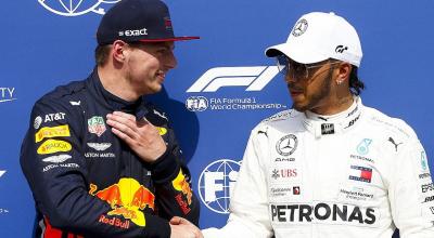Los pilotos Max Verstappen, del Rd Bull y Lewis Hamilton, de Mercedes saludan en un evento de la F1.