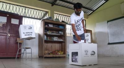 Un ciudadano deposita su voto en la segunda vuelta electoral, el 11 de abril de 2021, en el cantón Joya de los Sachas, en Orellana.