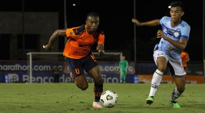 Pedro Pablo Perlaza, de Liga de Quito, maneja una pelota en el partido ante Guayaquil City, el 17 de abril de 2021.