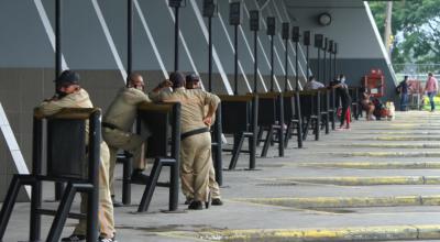 Pasajeros buscaban una alternativa para movilizarse en la terminal terrestre de Guayaquil por el paro de transportistas, el 19 de abril de 2021.