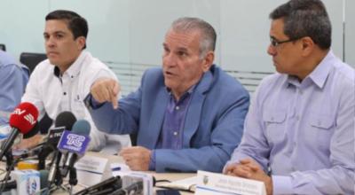 De izq. a der. Pablo Flores, Santiago Cuesta y José Agusto, durante una rueda de prensa sobre la situación de la Refinería de Esmeraldas, en agosto de 2019.