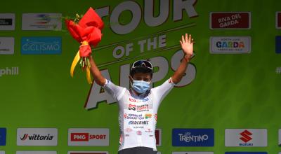 Alexander Cepeda celebra su triunfo en la clasificación de los jóvenes del Tour de los Alpes, vestido con la 'maglia bianca', el 23 de abril de 2021.