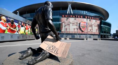 Un cartel con el mensaje "Devolvednos a nuestro Arsenal" colocado a las puertas del Emirates Stadium del club en Londres, el 20 de abril de 2021.