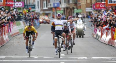 El francés Julian Alaphilippe celebra en la Lieja-Bastoña-Liega, el 4 de octubre de 2020, pero el esloveno Primoz Roglic le quita la victoria justo antes de cruzar la meta. 