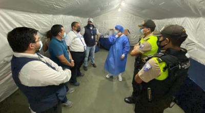 Personal sanitario junto a policías.