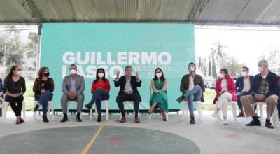 El presidente electo, Guillermo Lasso (centro) durante la posesión del gabinete social, el 26 de abril de 2021.