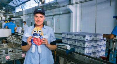 Una trabajadora en la planta de Nutri Leche, una de las marcas que tiene el sello Mucho Mejor Ecuador. 