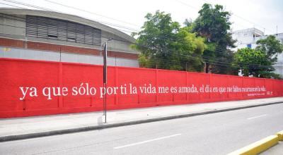 Frases de varios autores fueron pintadas en murales de la ciudad.