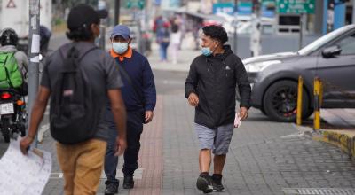 Ciudadanos caminan por las calles de Quito el 16 de abril de 2021.