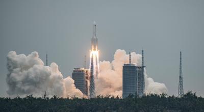 Lanzamiento del cohete Larga Marcha 5B Y2, que transporta un  módulo clave para su estación espacial, desde la estación de lanzamiento espacial Wenchang, en la provincia Hainan (China) este jueves 29 de abril de 2021.