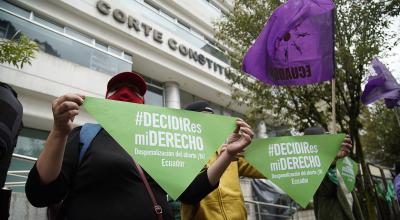 Colectivos de mujeres piden la despenalización del aborto en casos de violación en las afueras de la Corte Constitucional, el 28 de abril de 2021.