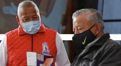 Dos jubilados esperando ser atendidos en una agencia del IESS, al norte de Quito, el 29 de marzo de 2021.