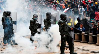 Manifestantes se enfrentan a la Policía durante una protesta en la Plaza de Bolívar de Bogotá, el 3 de mayo de 2021.