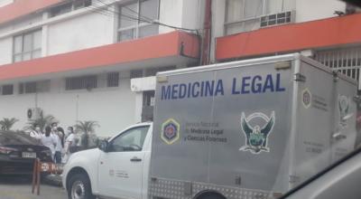 Foto referencial del levantamiento de un cuerpo tras un asesinato en Guayaquil, el pasado 5 de mayo de 2021.