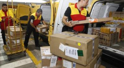 Imagen referencial de un servicio de courier en Ecuador.