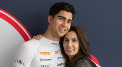 El piloto Juan Manuel Correa junto a su madre María del Carmen Borja.