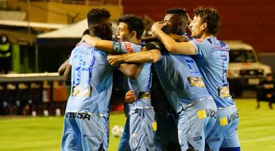 Los jugadores de Macará celebran el gol de Blas Díaz con el que derrotaron a Deportivo Cuenca, en el estadio Bellavista de Ambato, el 7 de mayo de 2021.